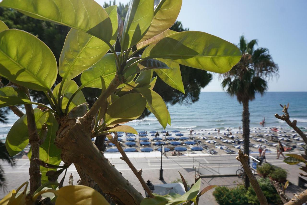 Hotel Beau Rivage Аласио Екстериор снимка