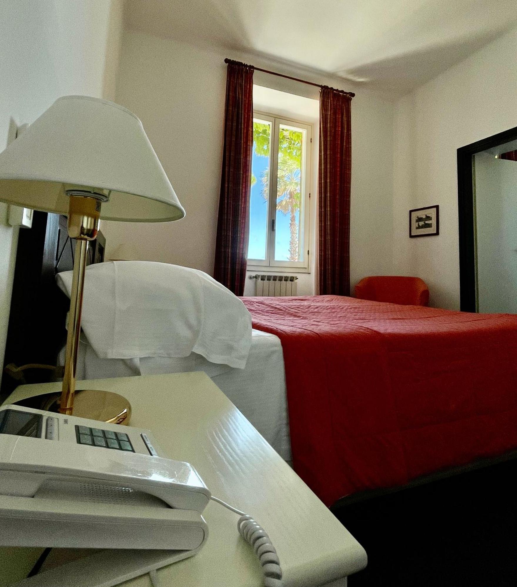 Hotel Beau Rivage Аласио Екстериор снимка