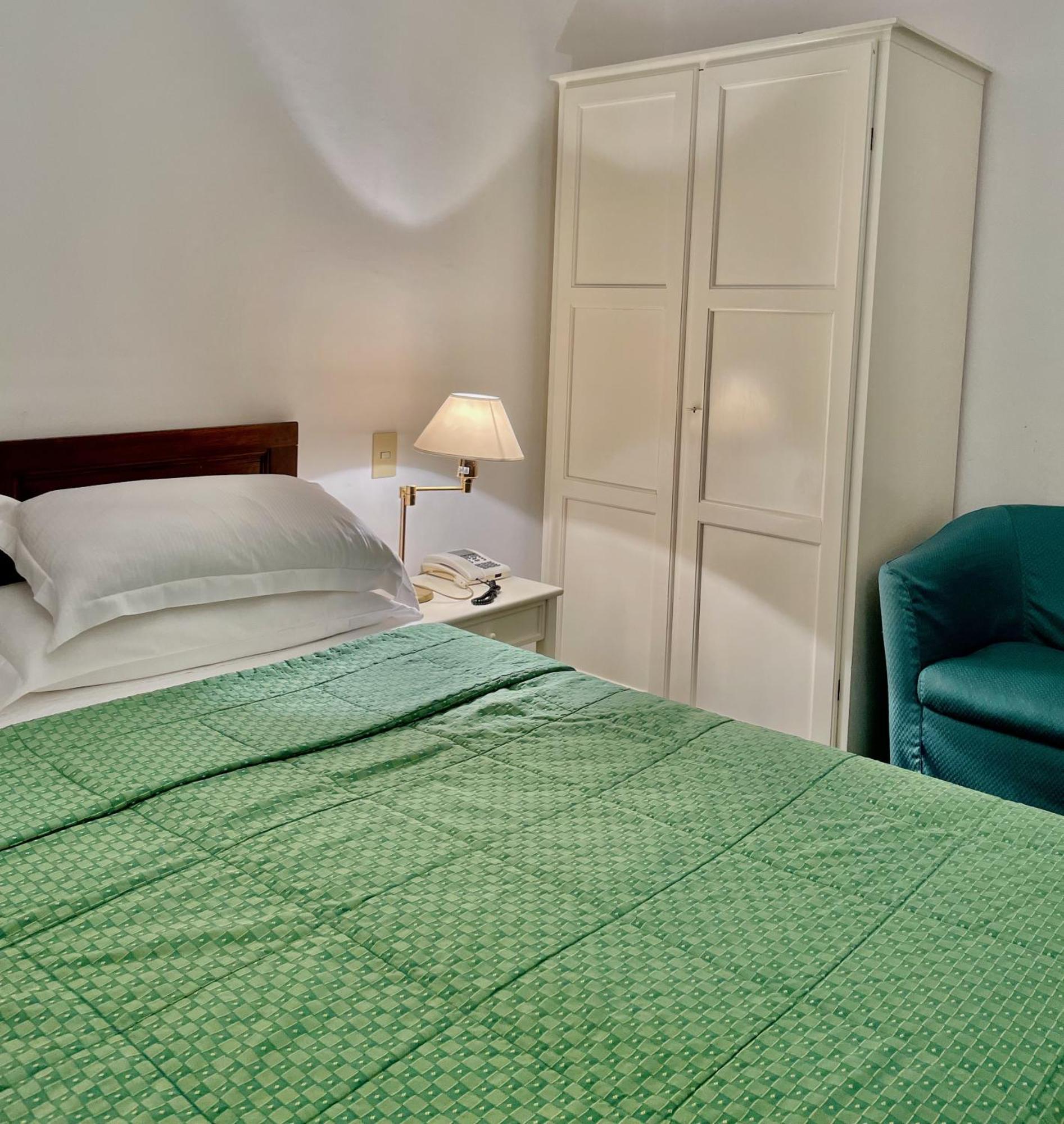 Hotel Beau Rivage Аласио Екстериор снимка